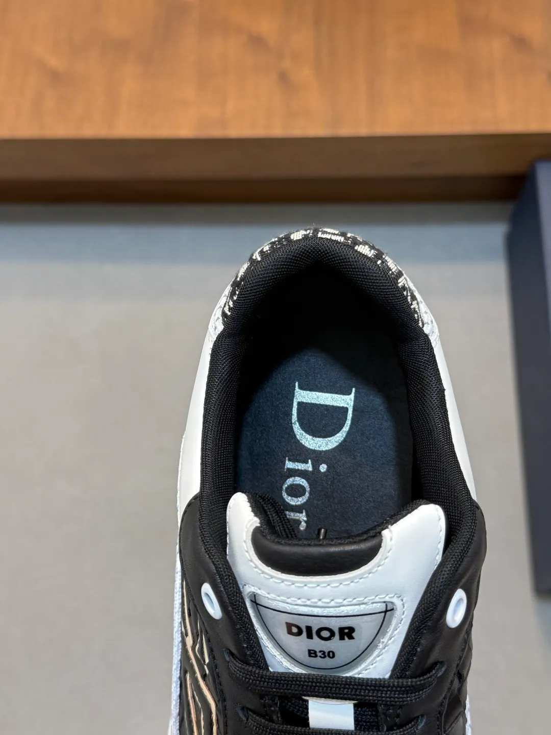 💰800 Dior's latest men's fashion sneakers. This item draws inspiration from retro jogging shoes. Featuring a thick, low-top design, it features a mesh fabric upper and an ultra-light rubber foam sole. The side is decorated with an embossed "Di~r" logo. Code number: 39-44 (order 38, 45, 46)